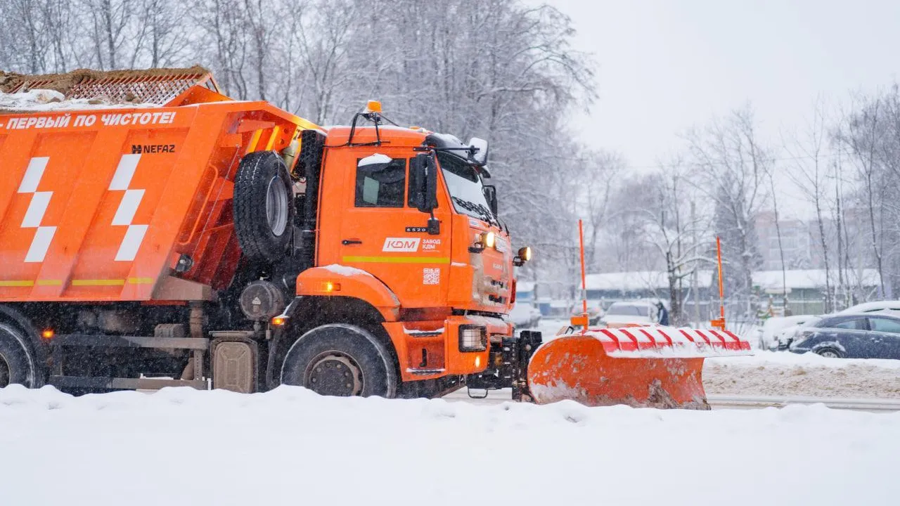 Коммунальные службы Каширы очищают дороги от снега и предотвращают гололед