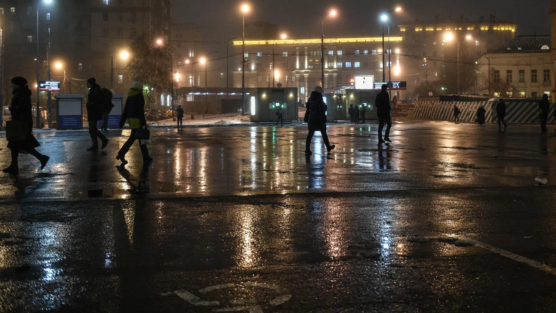 Автомобилистов Подмосковья предупредили о гололедице на дорогах