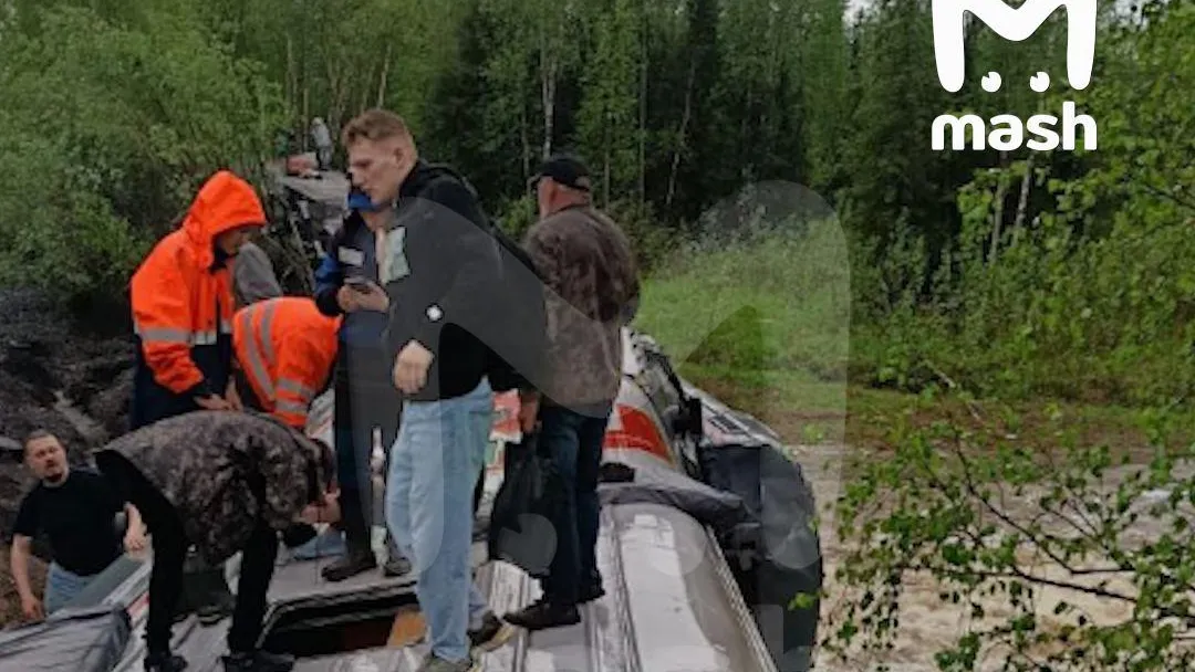В Сети появились первые кадры с места схода вагонов пассажирского поезда в Коми