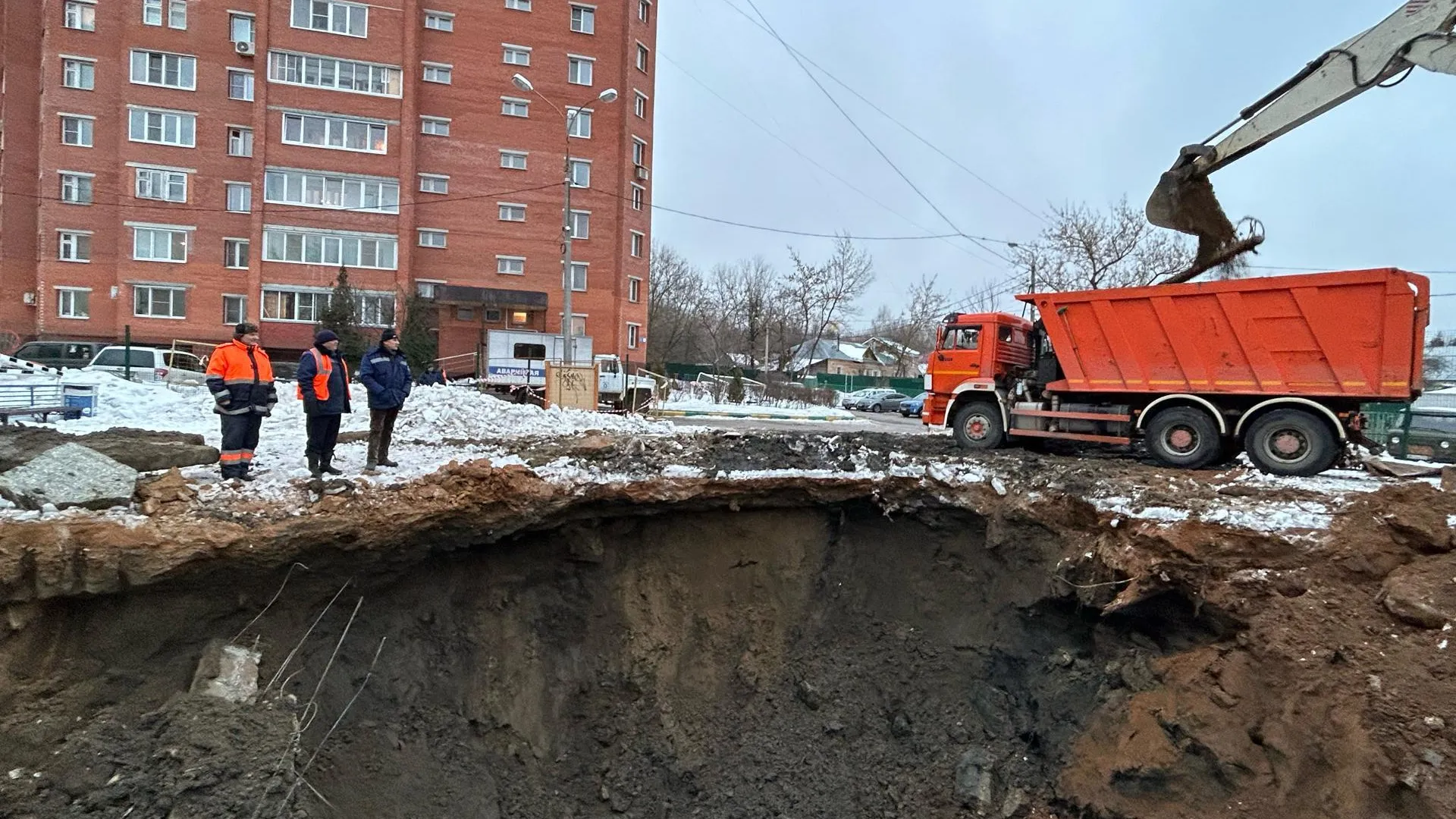 Во Фрязине продолжают ликвидировать последствия аварии на канализационном коллекторе