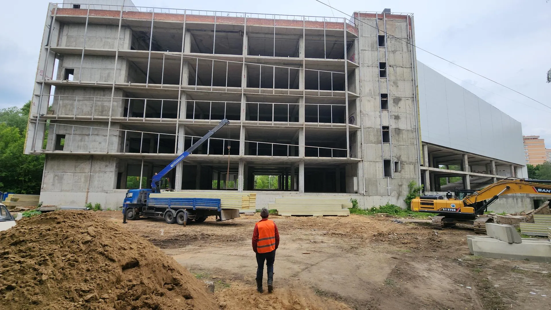 Демонтаж заброшенного долгостроя на ул. Оранжерейной, Красногорск