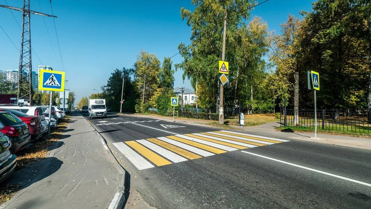 На дорогах Королева отремонтировали знаки и светофор