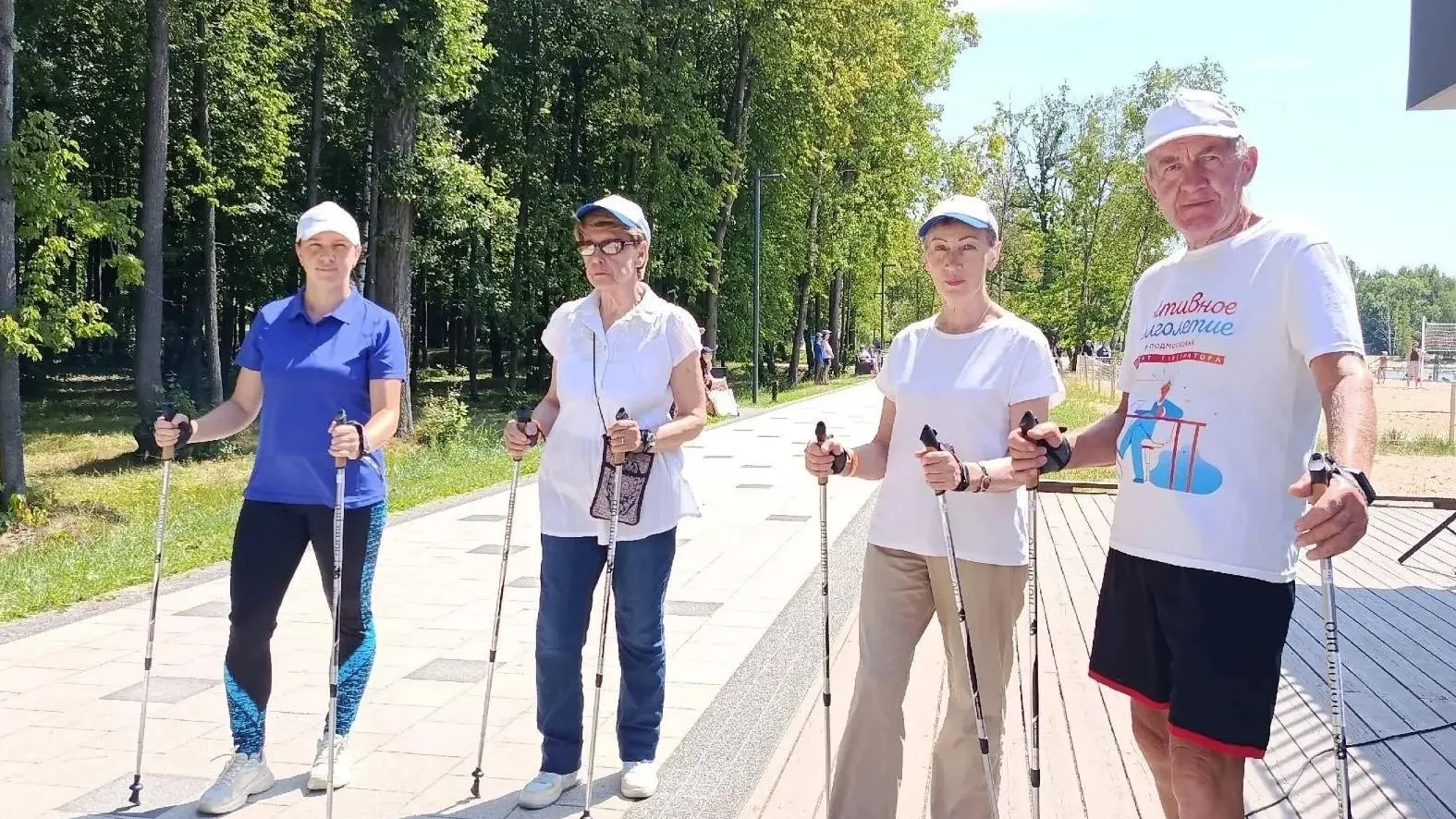 В Электростали пенсионеры занимаются скандинавской ходьбой