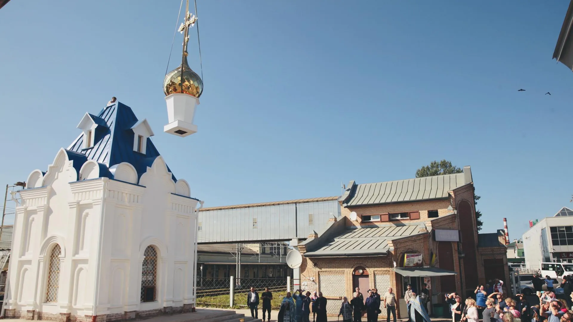 Крест и купол установили на исторической часовне на Привокзальной площади в Клину