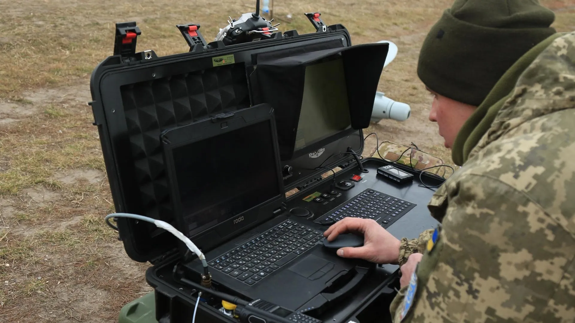 Бойцы ВСУ перехватили видеопоток с FPV-дрона РФ, который летел прямо в них