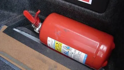 Загоревшуюся в Балашихе машину потушили до прибытия пожарных