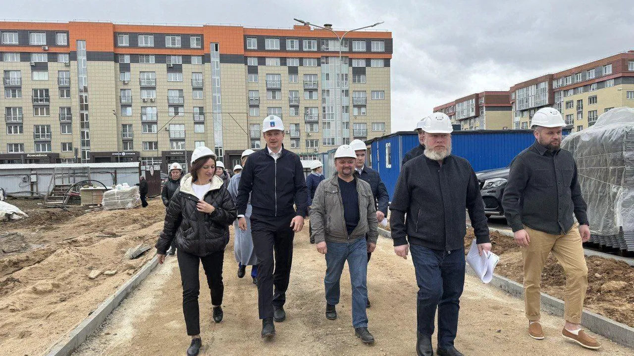 Дмитрий Волков посетил стройплощадку воспитательно-образовательного комплекса в Нахабино