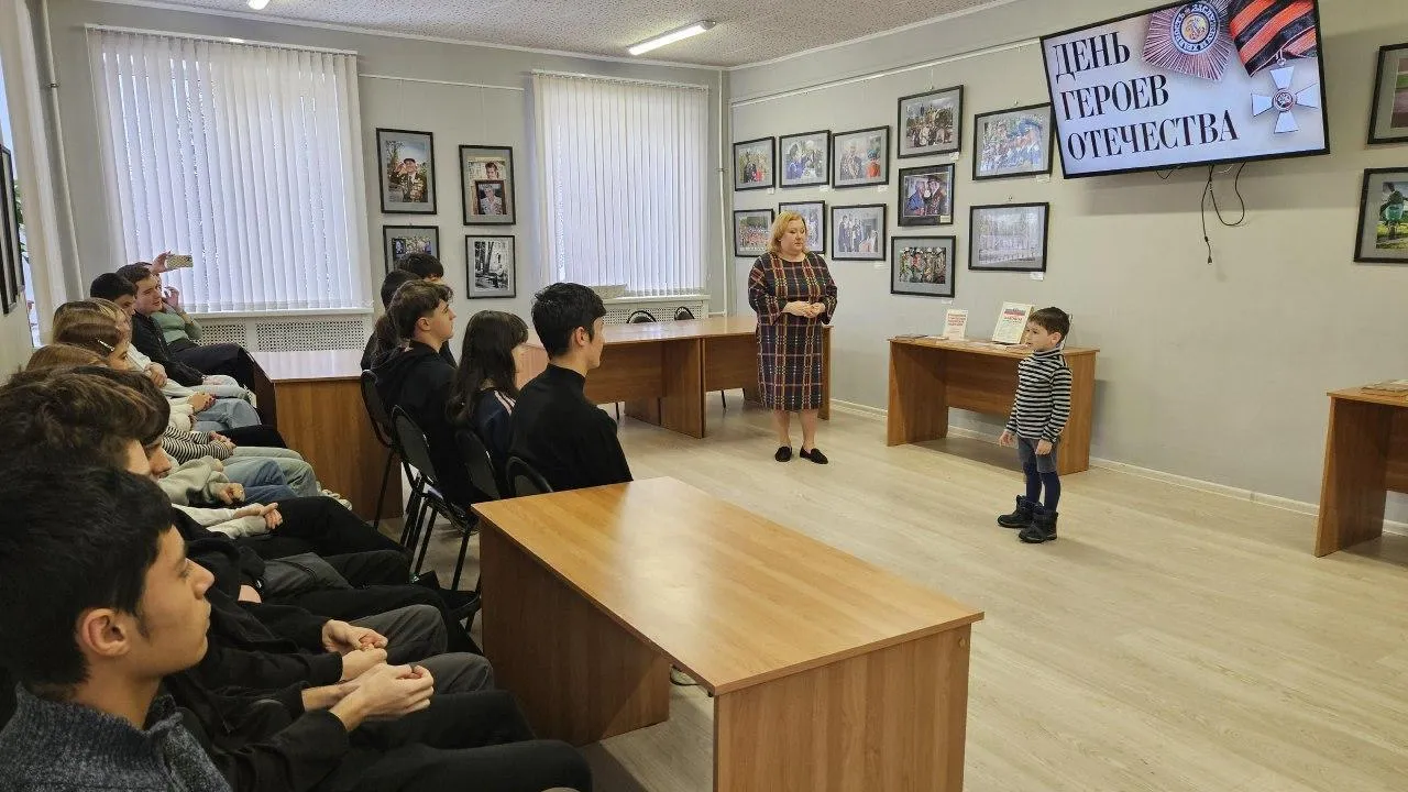 В библиотеке Лосино-петровского прошел патриотический час «Героев бывших не бывает»