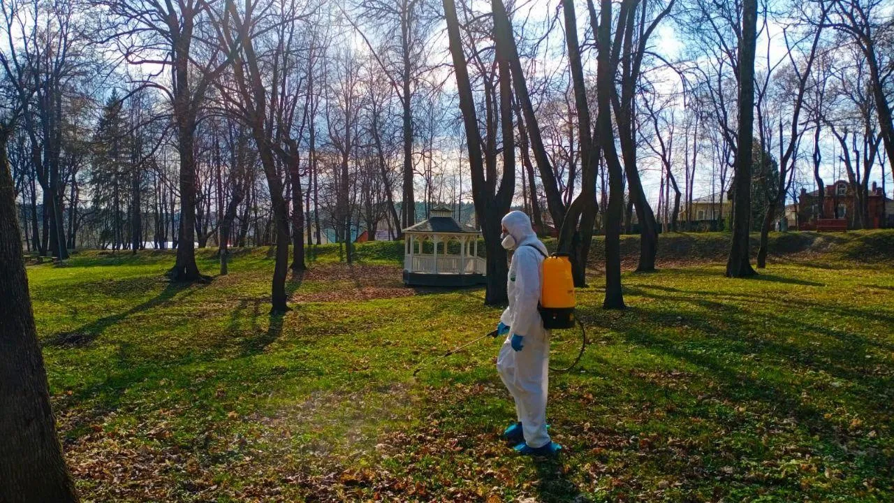Парки Московской области обрабатывают от клещей