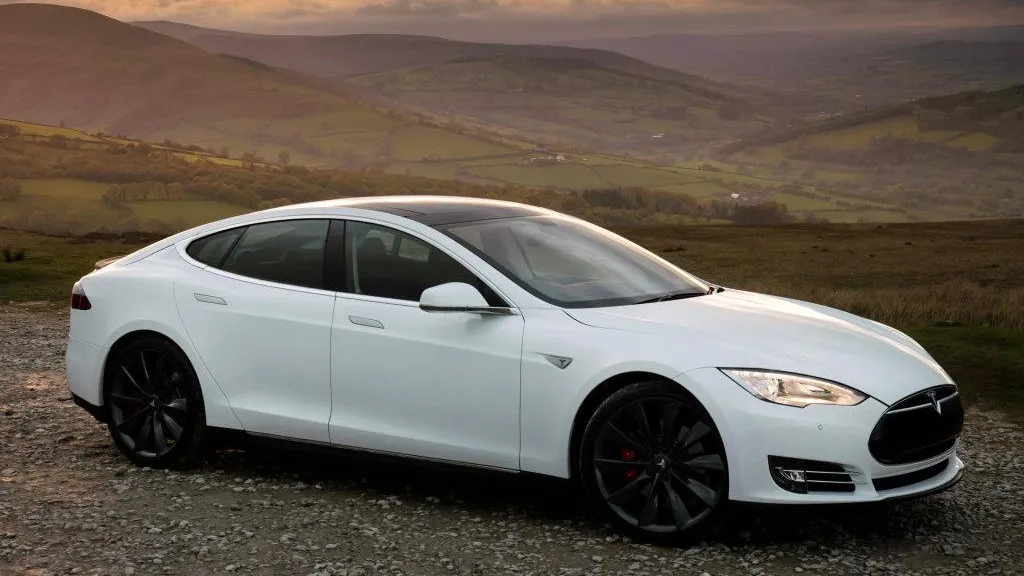 Tesla отзывает свыше 100 тысяч автомобилей Model S для замены болтов
