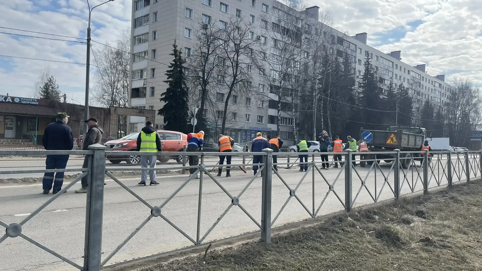 Коммунальщики Клина усилили работы по благоустройству улиц