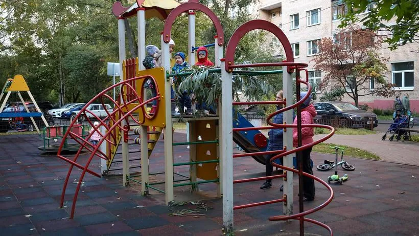 Более 230 дефектов выявили на детских площадках Мытищ