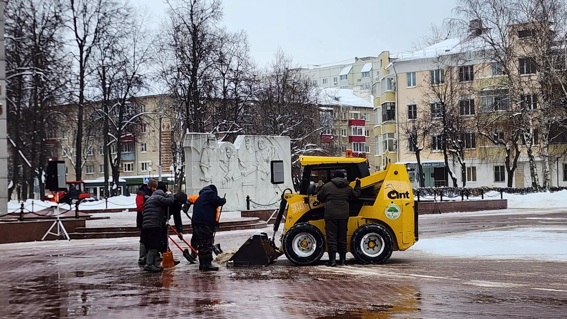 В Подмосковье вывезли более 400 кубометров снега с мемориалов