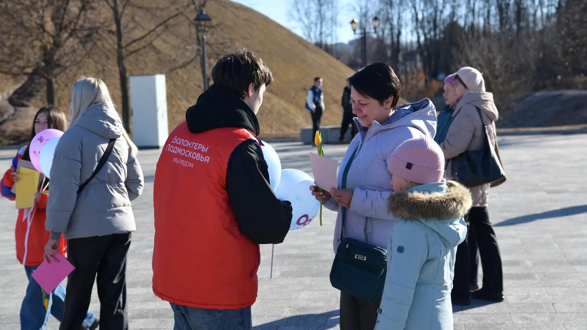 Активисты и волонтеры поздравили с 8 Марта сотрудниц и рожениц Дмитровского роддома