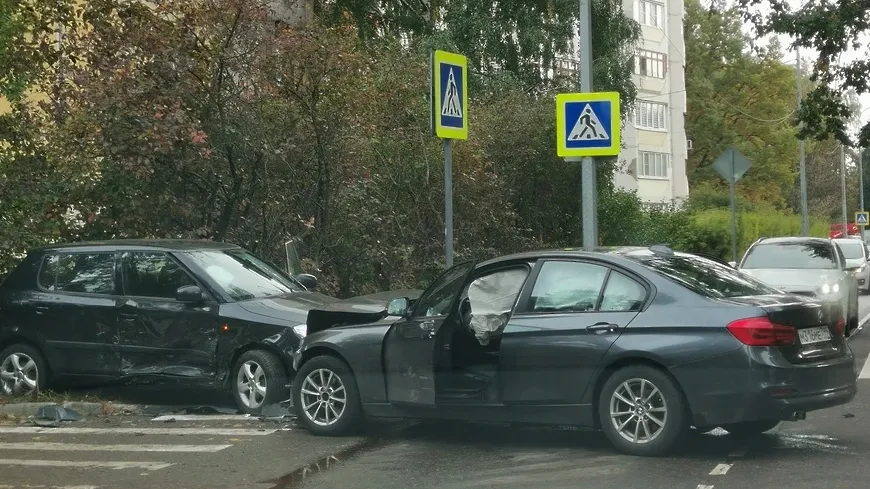 Две иномарки столкнулись на перекрестке в микрорайоне Юбилейный Королева