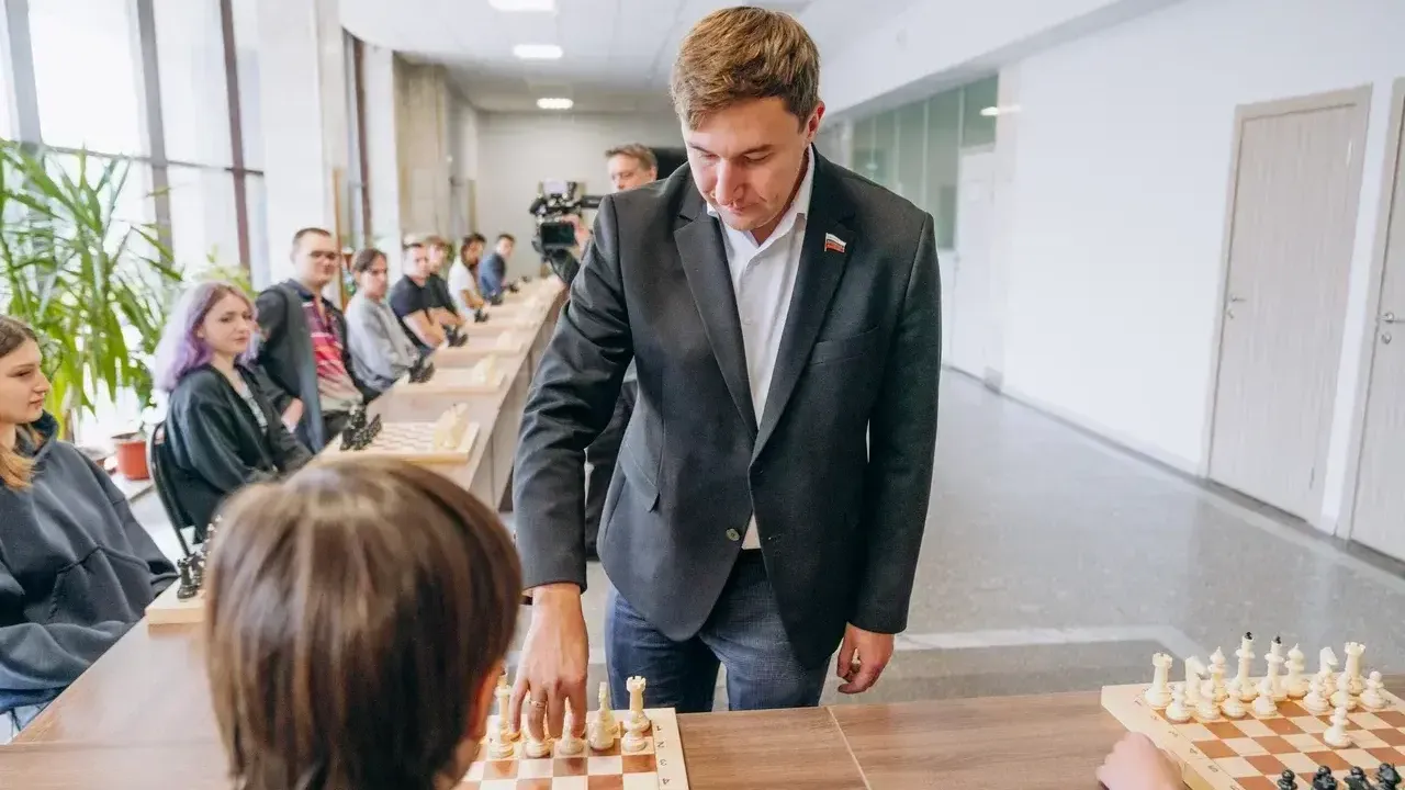 Студенты Домодедова встретились за шахматной доской с гроссмейстером Карякиным