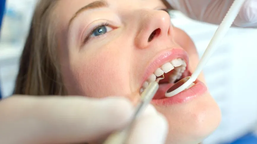 Кариес — не только про зубы: стоматолог объяснил, какие болезни он может «выдать»