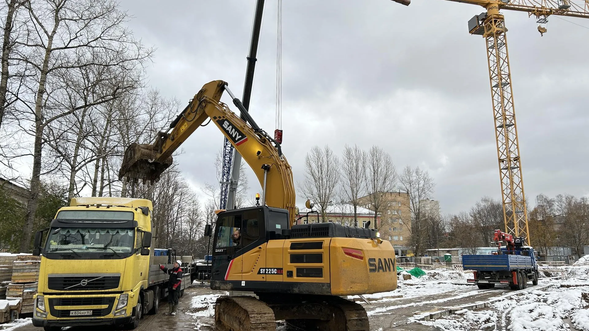 Более 40 строителей возводят новую поликлинику в Королеве