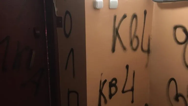 Коллекторы пишут оскорбления и угрозы заемщику в подъезде дома в Подольске