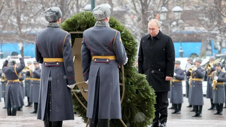 Путин возложил венок к Могиле Неизвестного Солдата