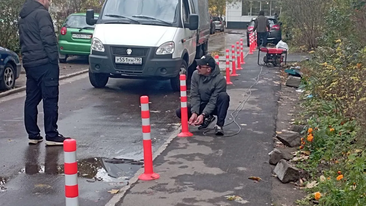 В подмосковном поселке Зеленый установили ограничительные столбики вдоль тротуара