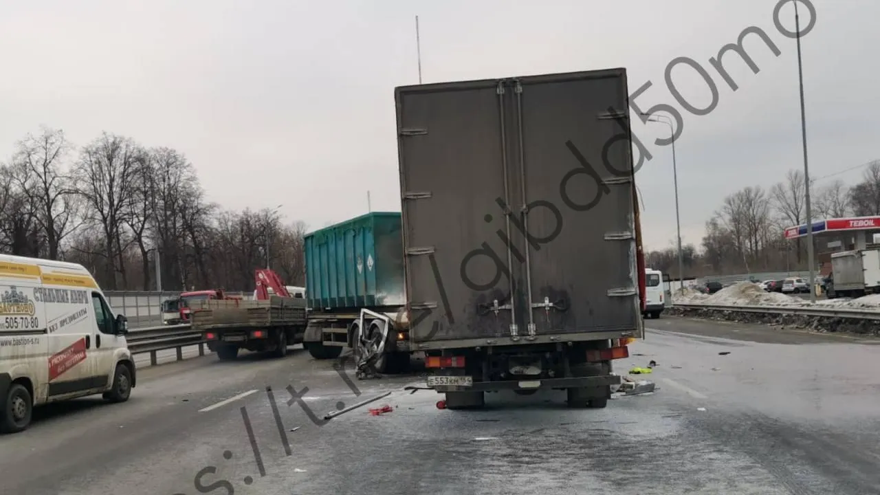 Четыре человека пострадали в ДТП с грузовиком на трассе М‑7 в Подмосковье