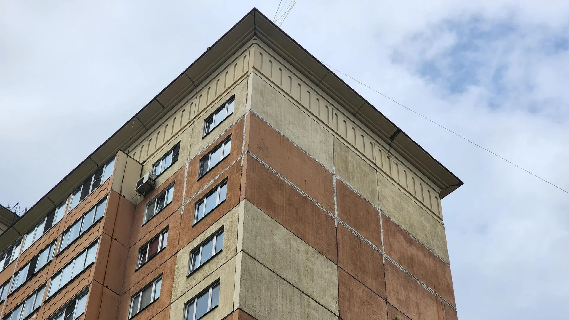 В Мытищах по просьбе жителей загерметизировали межпанельные швы жилого дома