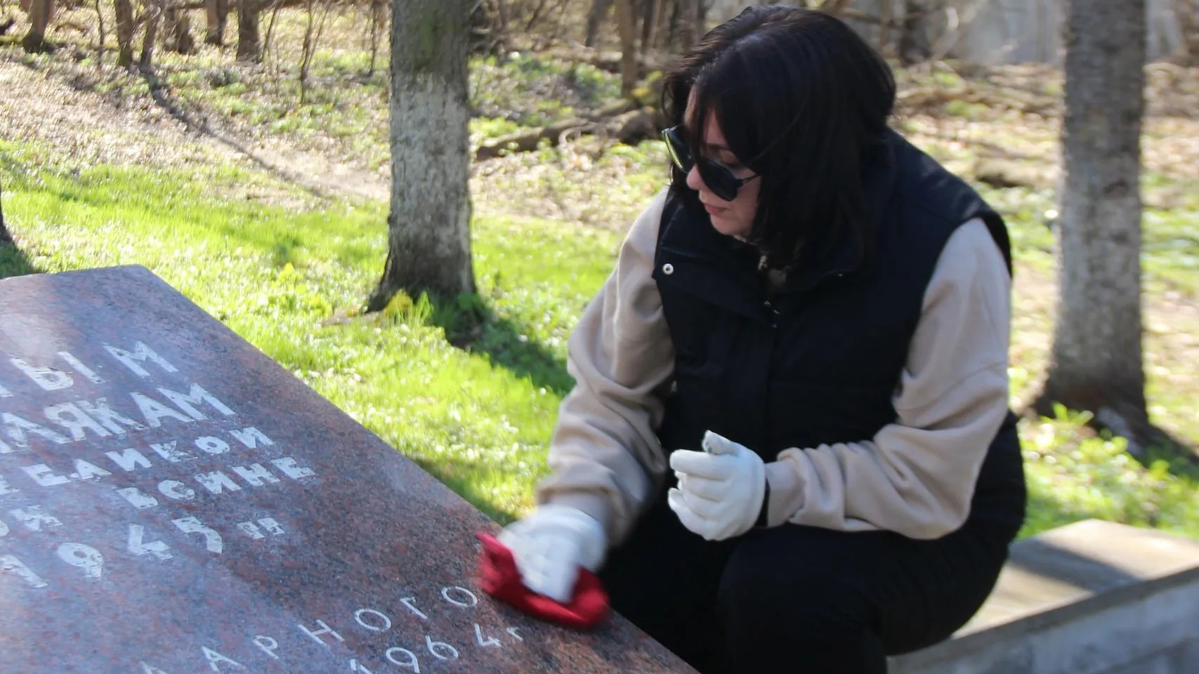 Школьники Богородского округа провели субботник у мемориала