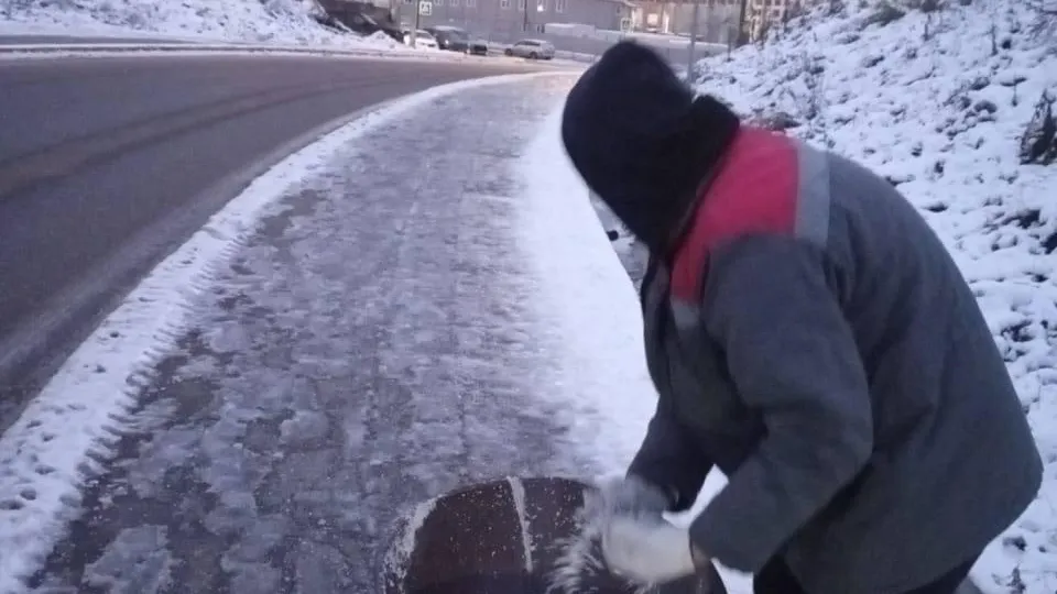 В Красногорске активно убирают снег и обрабатывают дорожки песко-соляной смесью