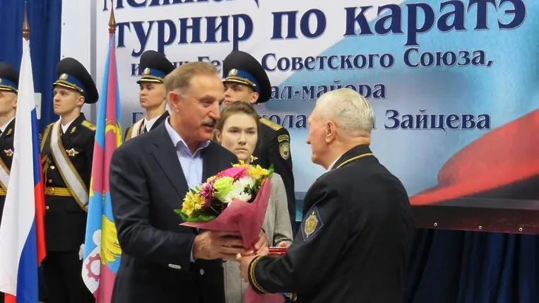 Глава Люберец вручил почетный знак Герою Советского Союза Геннадию Зайцеву