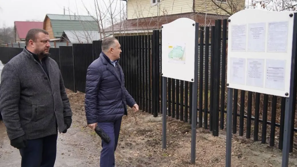 В Подольске на кладбищах установили новые ограждения и скамейки