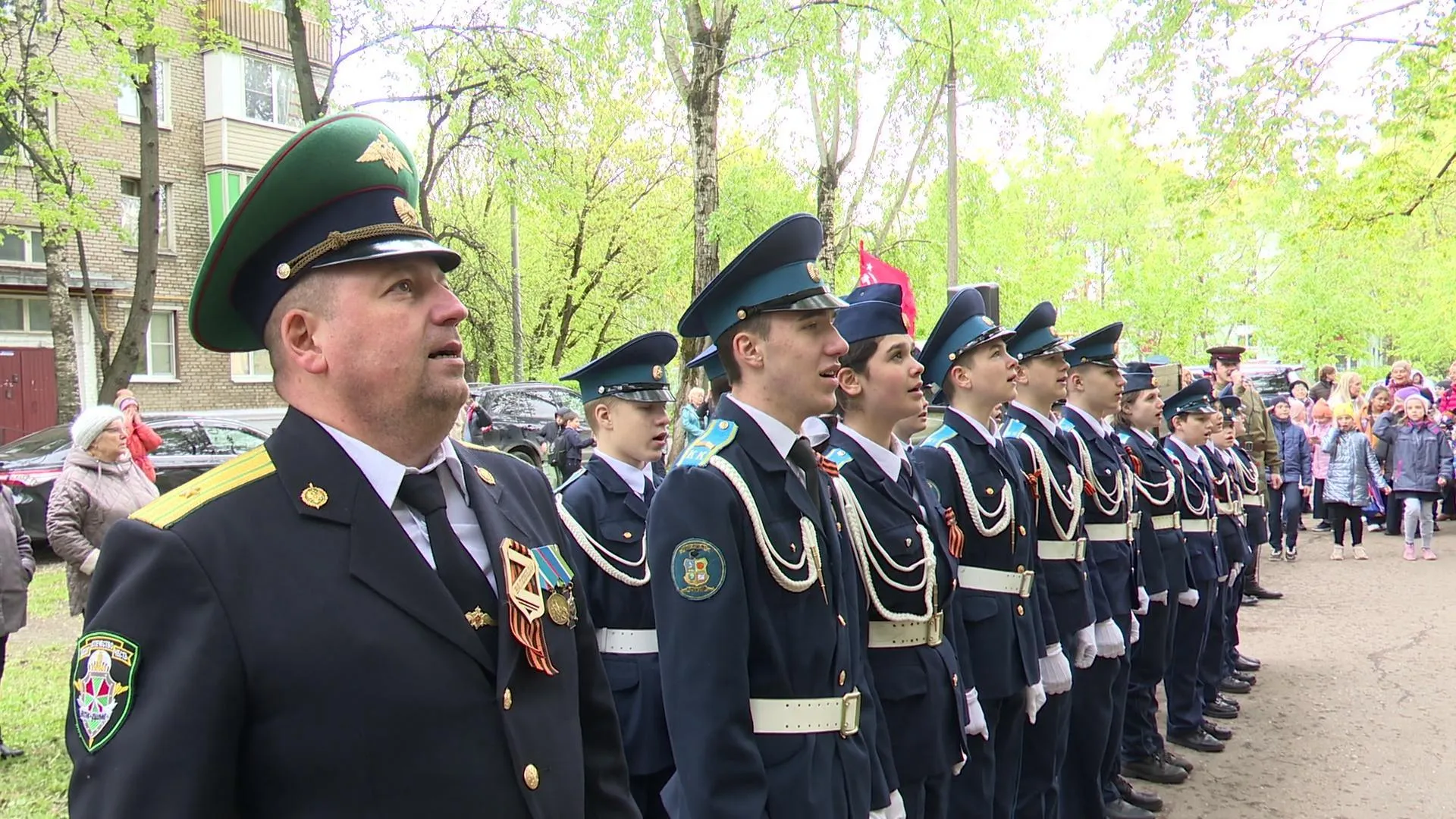 В Реутове у домов ветеранов Великой Отечественной войны провели мини-парады
