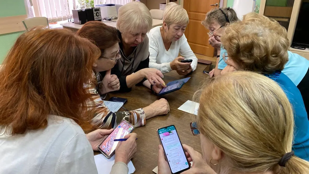 В Домодедове состоялось занятие по компьютерной грамотности для долголетов