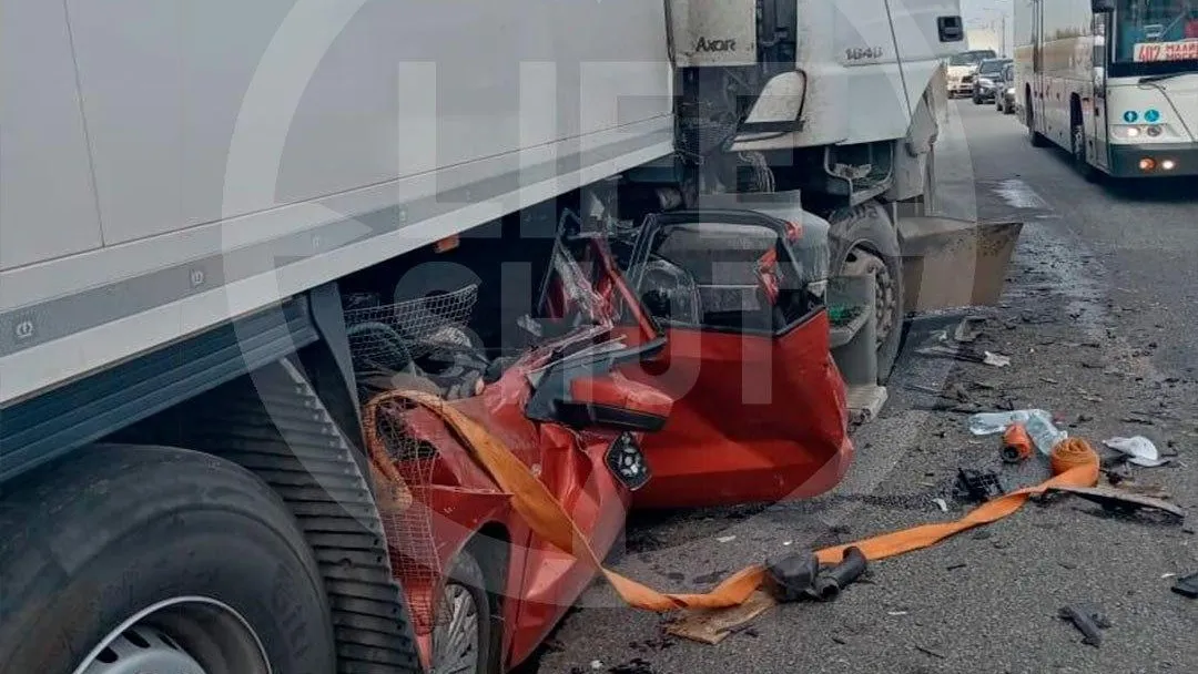 Два человека погибли в ДТП с грузовиками на трассе в Подмосковье