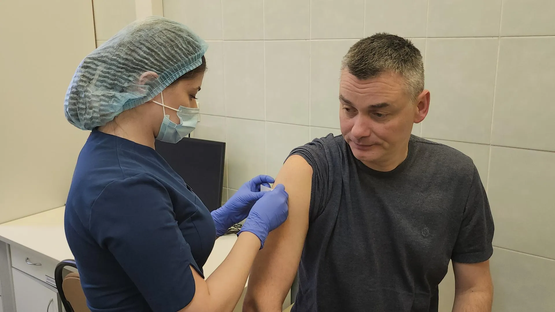 Главврач Люберецкой больницы привился от гриппа и менингококка