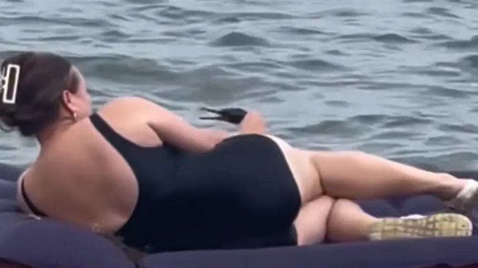 Женщина замучила баклана ради фото во Владивостоке