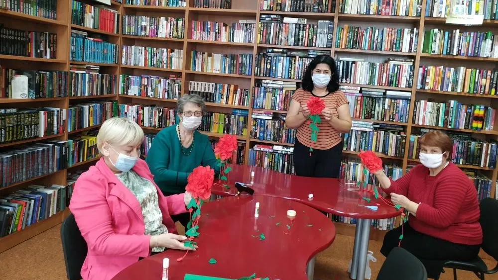 Пожилые жители Котельников сделали цветочные украшения для дома