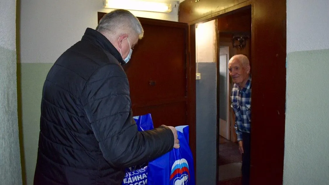 Депутат Мособлдумы передал продуктовый набор 93‑летнему ветерану ВОВ из Балашихи
