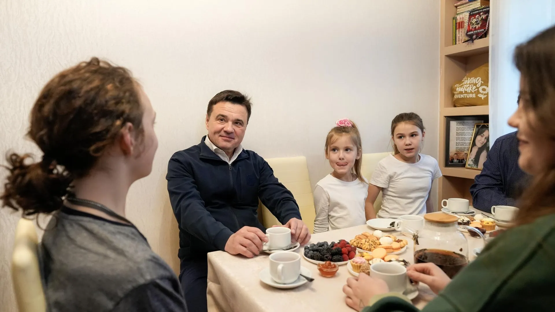 Воробьев навестил многодетную семью из Красногорска, чей сын героически погиб на СВО