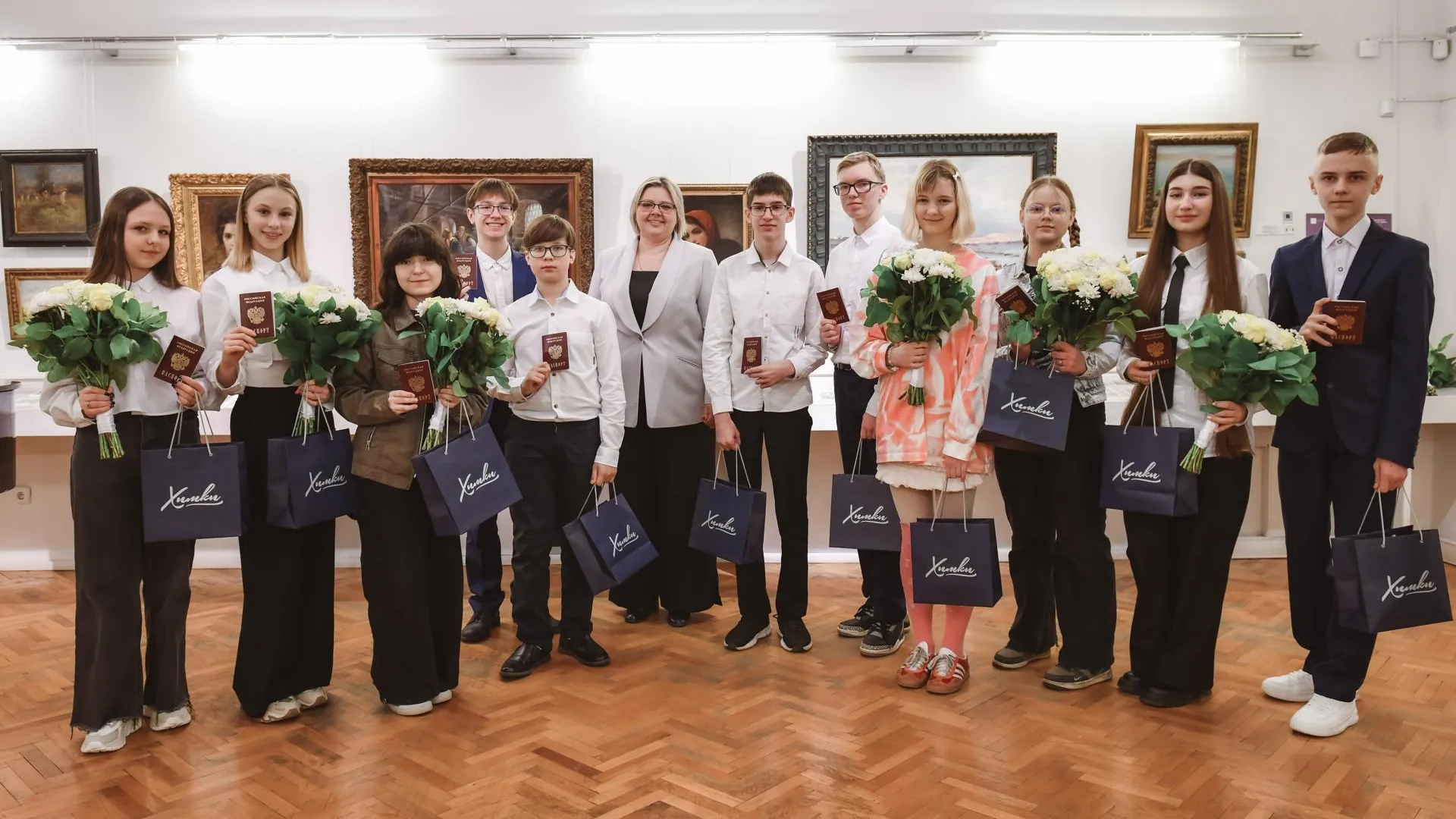 Глава Химок Елена Землякова вручила 11 юным жителям их первые паспорта