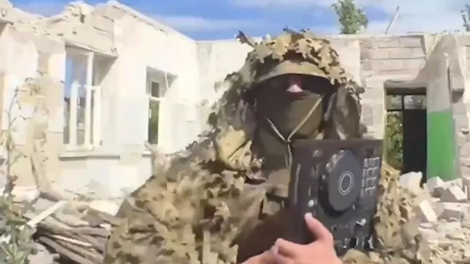 Ремиксы взорвали соцсети: боец СВО диджеит прямо на передовой