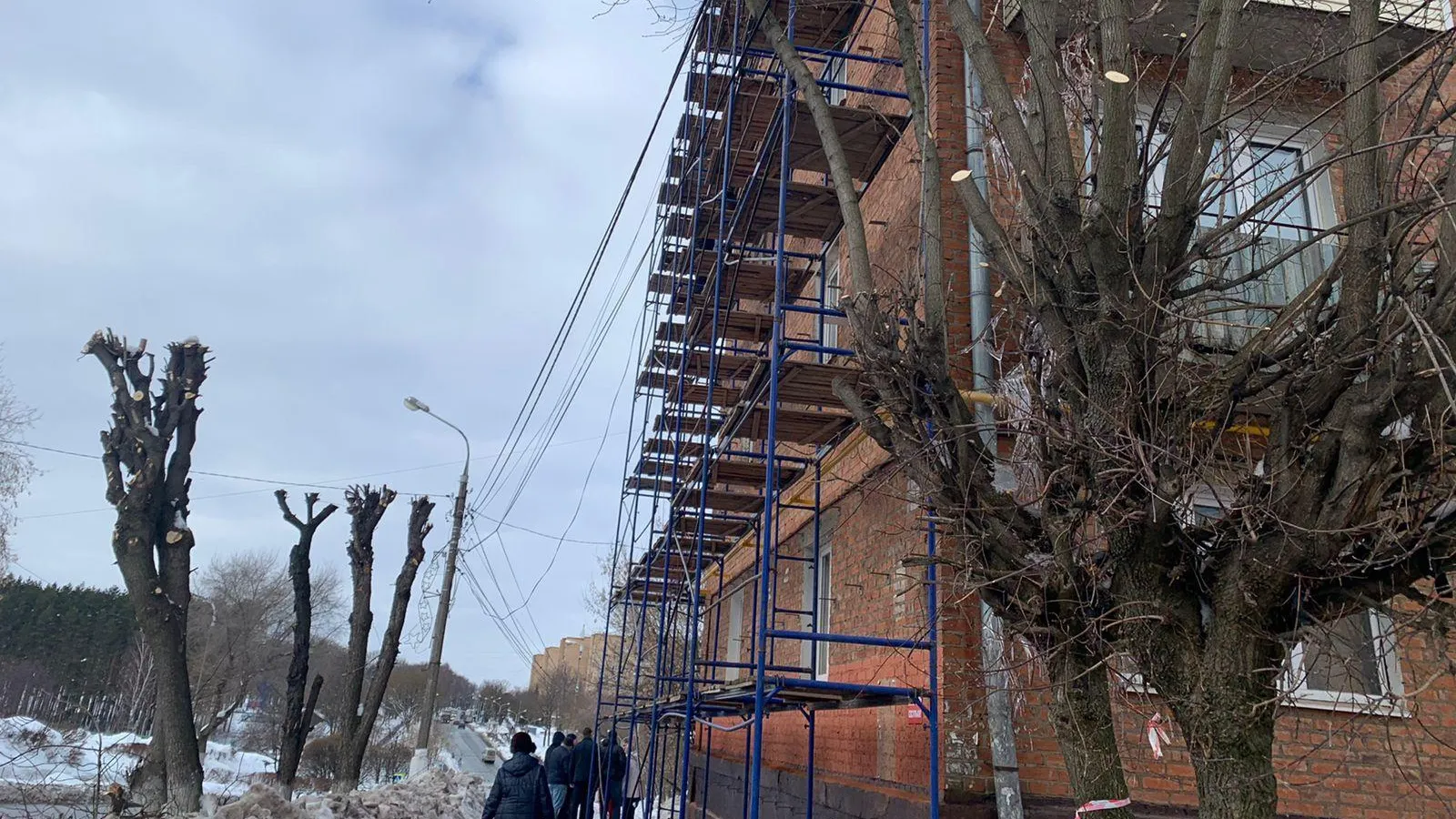 В микрорайоне Климовск Подольска начали ремонтировать фасад дома