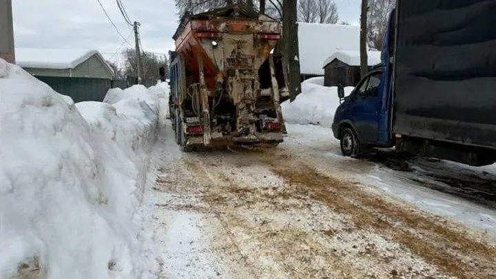 В Коломне 16 спецмашин обрабатывают дороги против гололеда