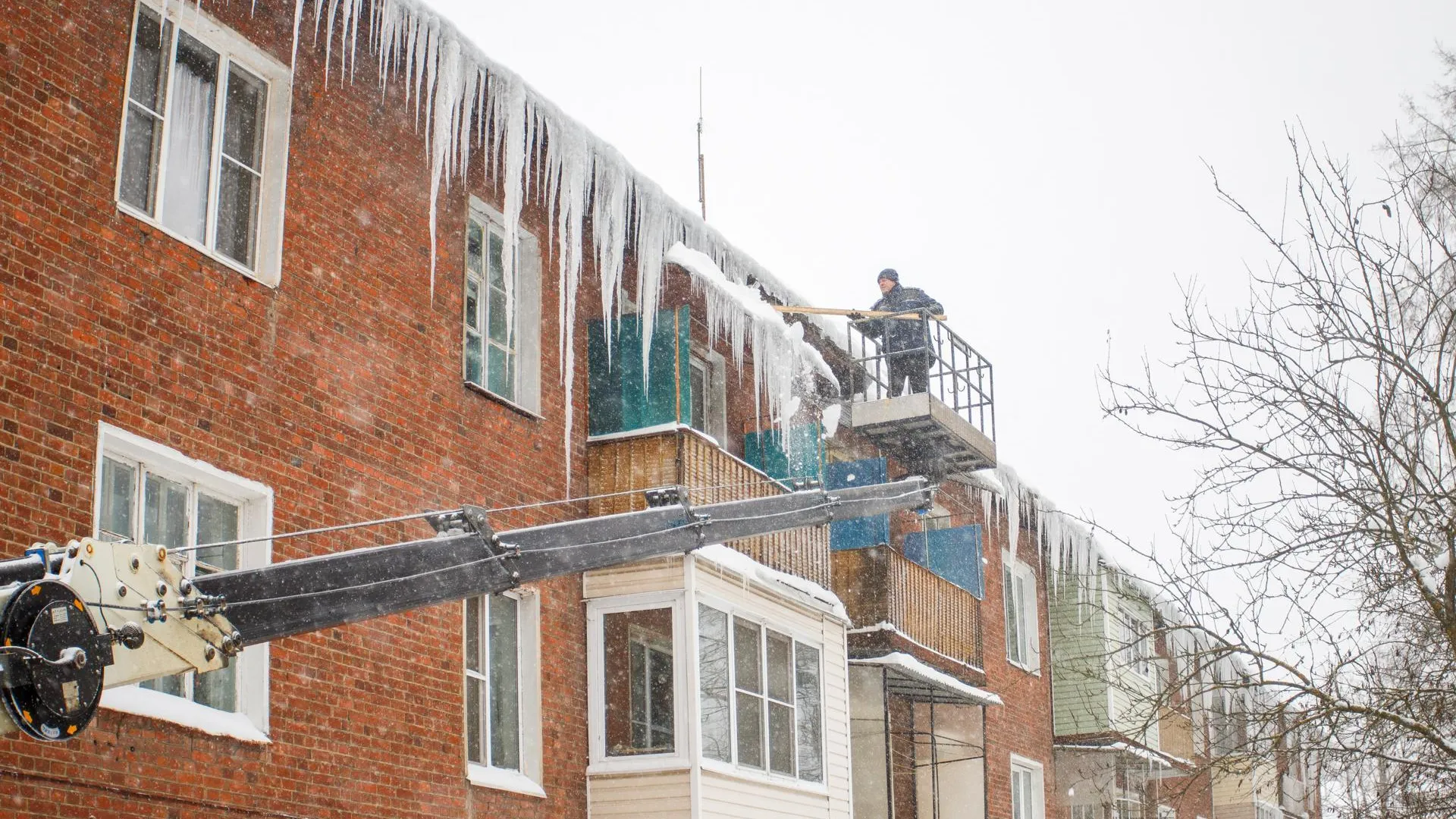 В Кашире продолжаются работы по очистке кровель