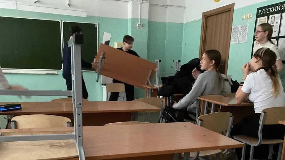 В российской гимназии строят баррикады из-за предупреждения о расстреле