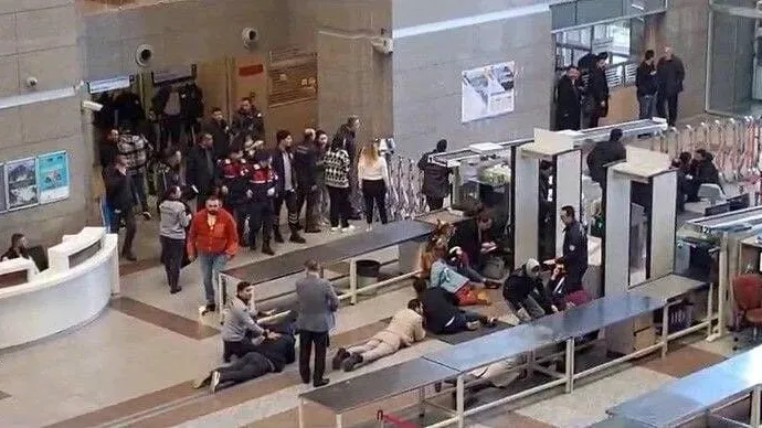 В Сети появились фото мужчины и женщины, открывших стрельбу у суда Стамбула