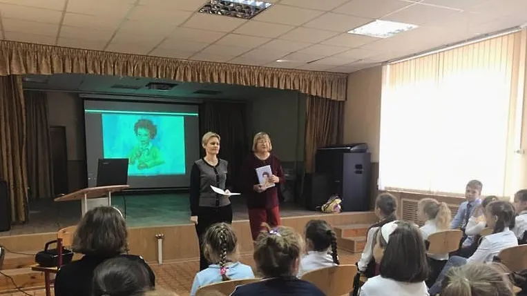 Писательница Елена Егорова презентовала школьникам Дзержинского свою книгу о поэте Пушкине