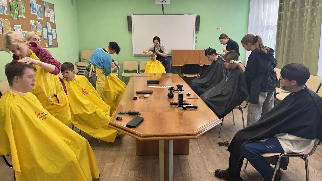 Студенты Сергиево-Посадского колледжа бесплатно постригли воспитанников семейного центра