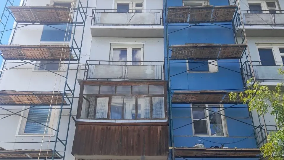 Рабочие капитально отремонтировали фасады домов в Ногинске‑9, не побеспокоив стрижей