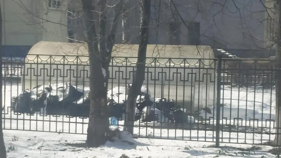 Житель Балашихи пожаловался на большое скопление мешков на територии гимназии